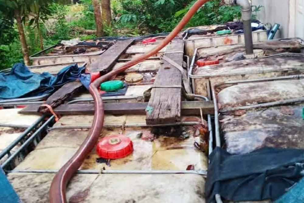 Dua lelaki dan seorang wanita ditahan selepas gagal mengemukakan sebarang dokumen pemilikan 8,793 liter minyak diesel yang disimpan di sebuah rumah di Kampung Sungai Petai, Pasir Puteh pada Jumaat.