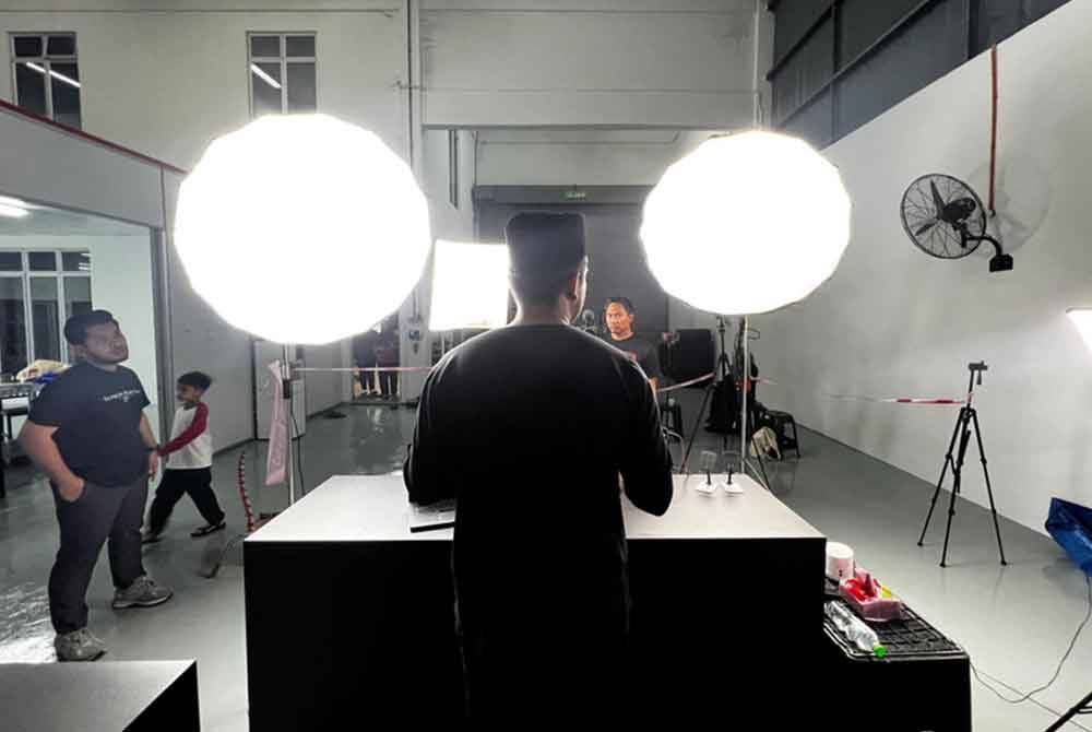 Khairul Aming ketika bersedia untuk beraksi dalam sesi penstriman langsung yang bersejarah buat dirinya di Kota Bharu, Kelantan. - Foto Awani