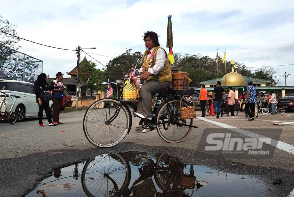 Peserta Kayuhan Basikal Klasik Rembau 'sporting' memakai pakaian mengikut tema retro.