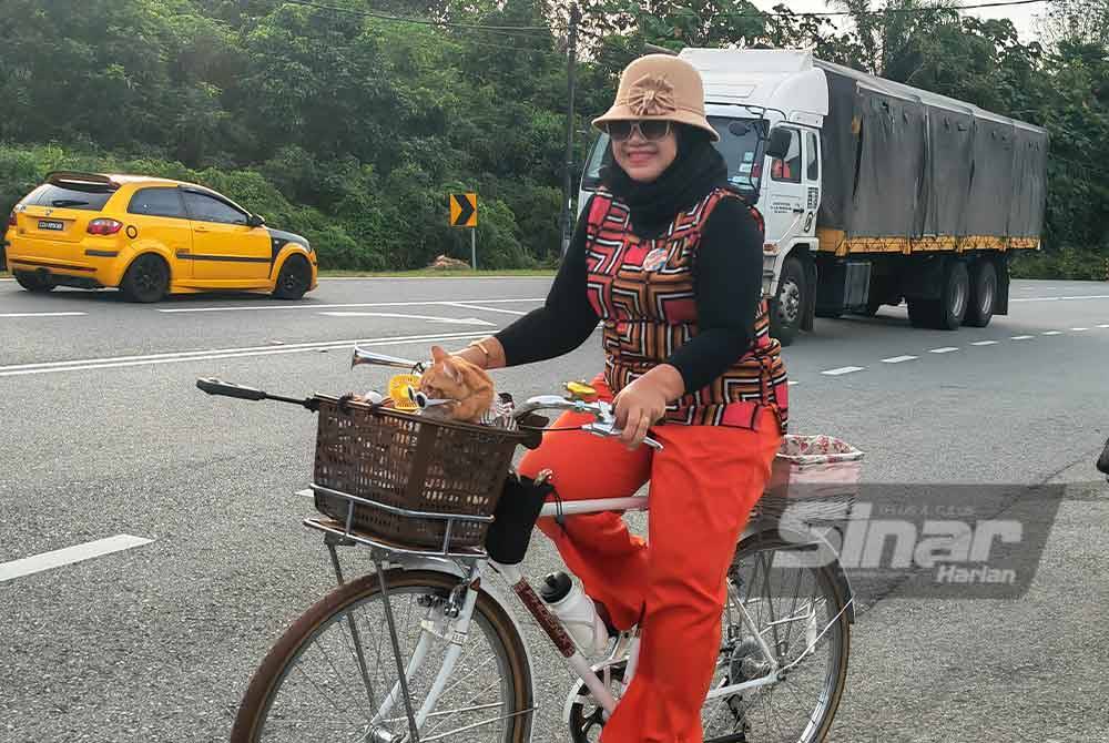Seorang peserta membawa kucingnya bernama King Oyen.