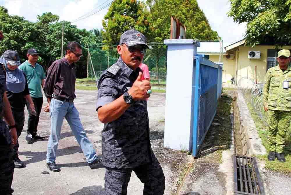 Ruslin ketika meninjau keadaan semasa Depot Imigresen Sementara Bidor pada Sabtu.