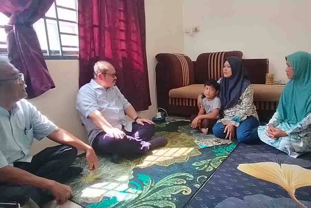 Shamsul Iskandar (dua dari kiri) menziarahi keluarga Bella di Taman Soga pada Sabtu.