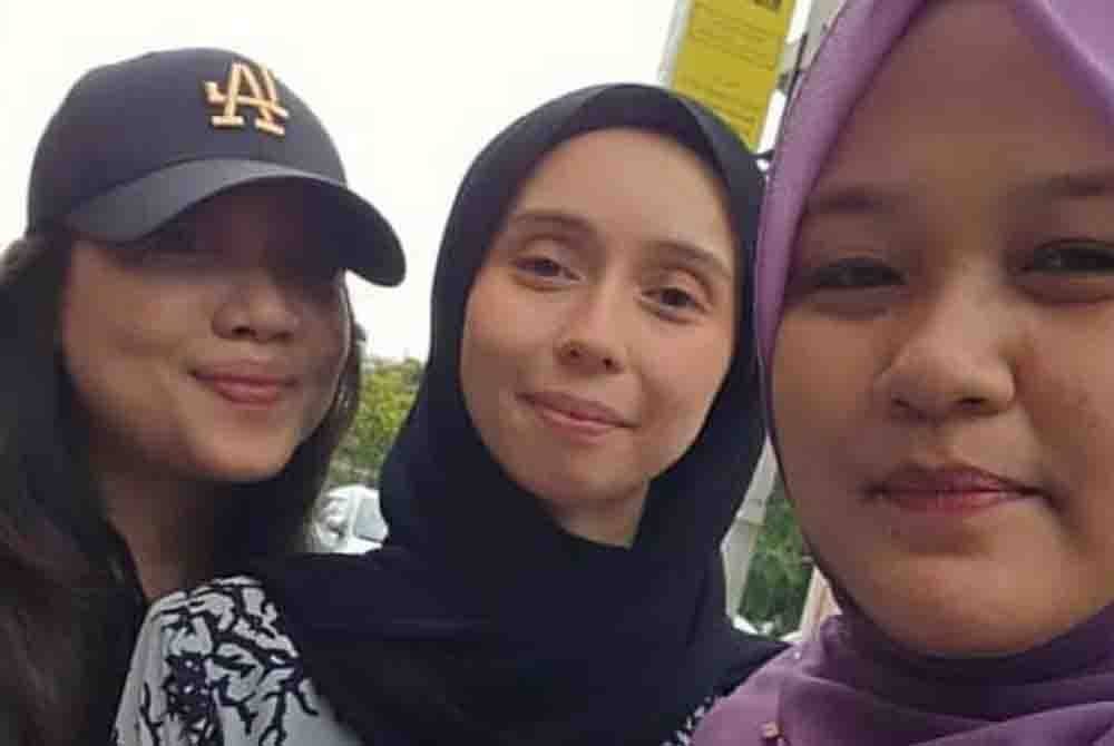 Gambar Norhisham (kanan) bersama peguam pemerhati yang dikongsi di laman Facebook.