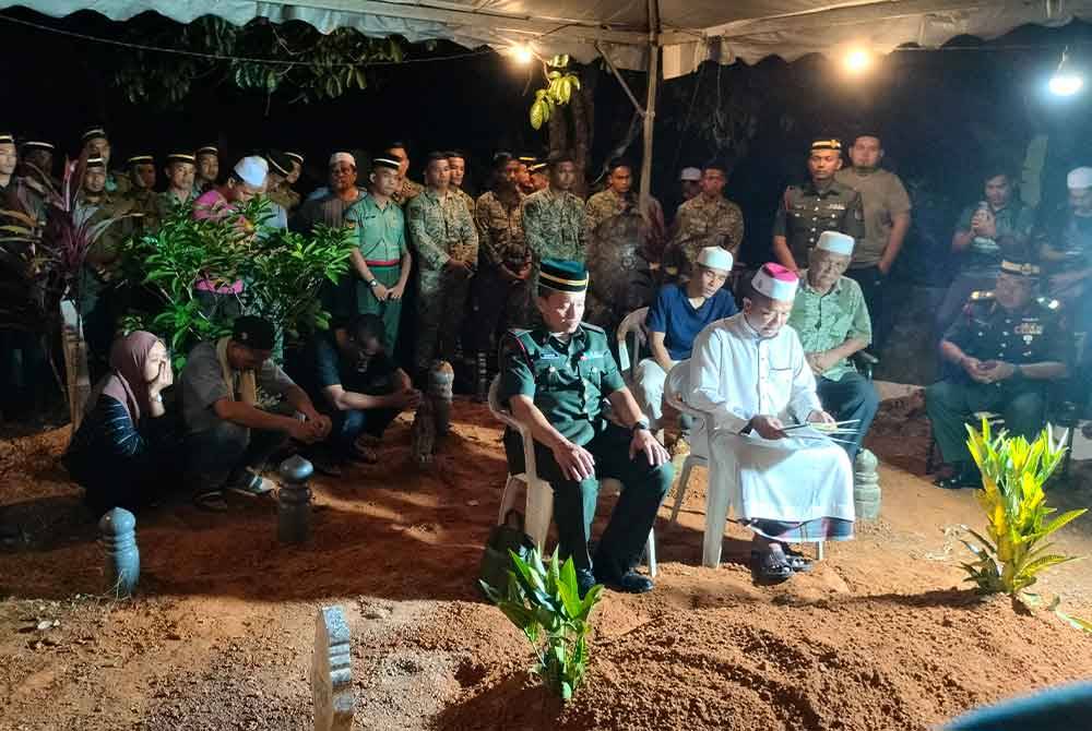 Proses pengebumian dilaksanakan mengikut istiadat pengebumian Angkatan Tentera Malaysia di Masjid Al-Wajdi Bukit Selambau Kedah.