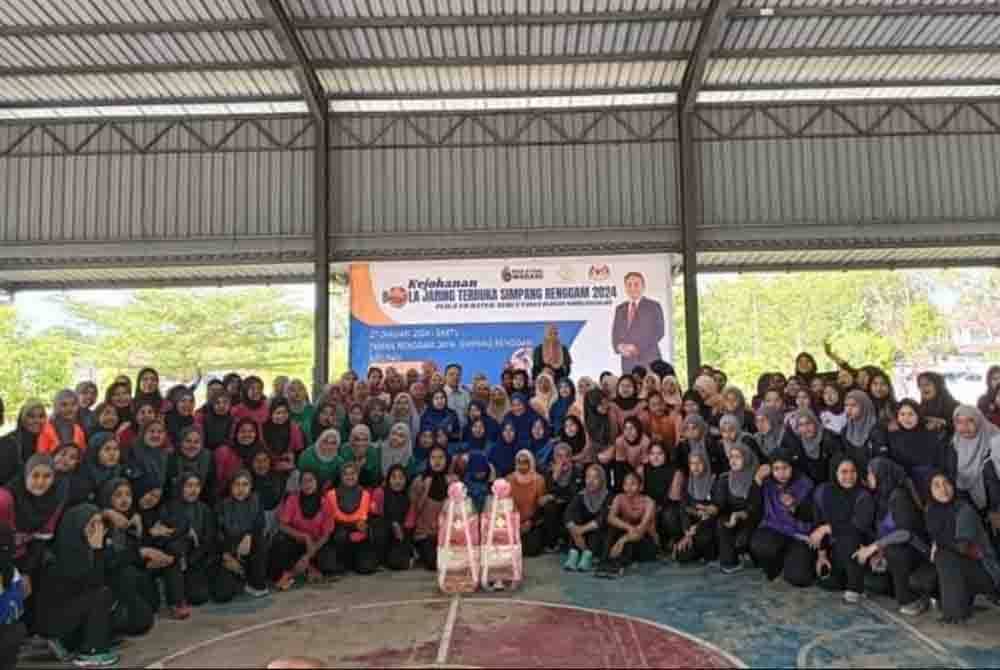 Sebanyak 16 pasukan menyertai Kejohanan Bola Jaring Simpang Renggam Tahun 2024 di Taman Renggam Jaya, Kluang pada Sabtu.