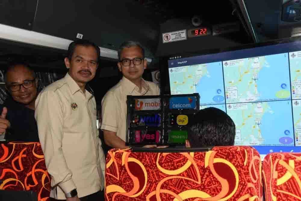 Fahmi (dua dari kiri) menaiki bas agensi terlibat menjalankan Ujian Kualiti Perkhidmatan Selular (Panggilan Suara) secara berperingkat untuk menilai isu panggilan suara terputus bagi rangkaian mudah alih dari Sungai Karang sehingga ke Felda Bukit Goh pada Sabtu.