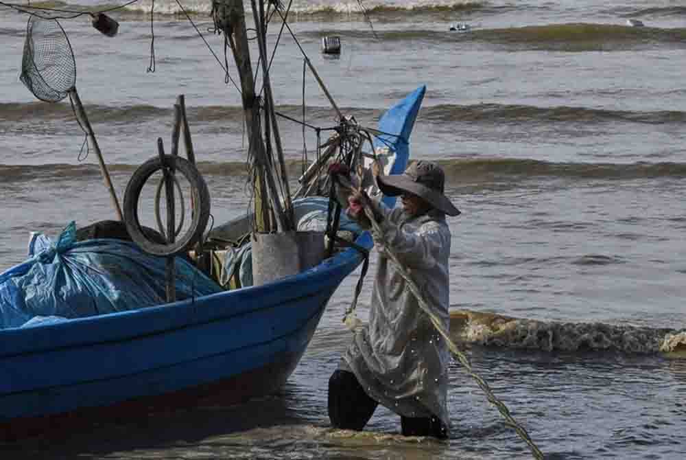 Pelaris bakal mewujudkan stesen minyak mudah alih menerusi projek Portable Container System (PCS) dengan usaha sama Bousted Petroleum Marketing Sdn Bhd (BHPetrol).Gambar hiasan