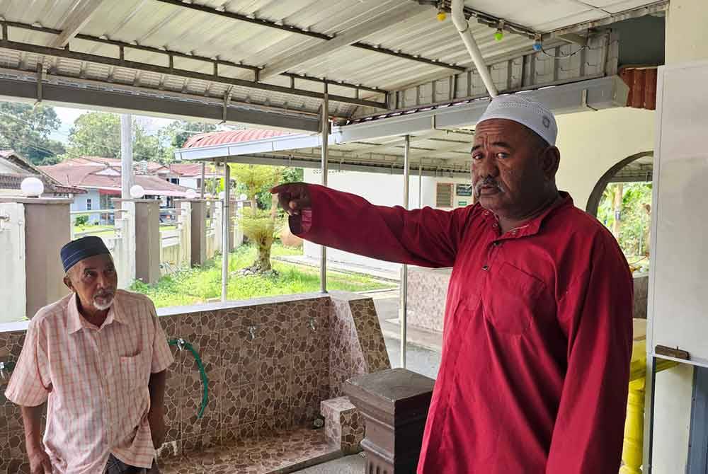 Ahmad Ishak menunjukkan lokasi dua tahanan yang berjalan sebelum solat Subuh.