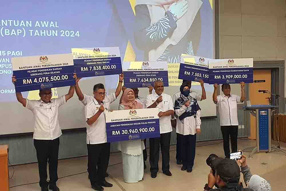 Fadhlina (tiga dari kiri) bergambar dengan wakil Pejabat Pendidikan Daerah Pulau Pinang selepas menyerahkan replika cek Bantuan Awal Persekolahan.