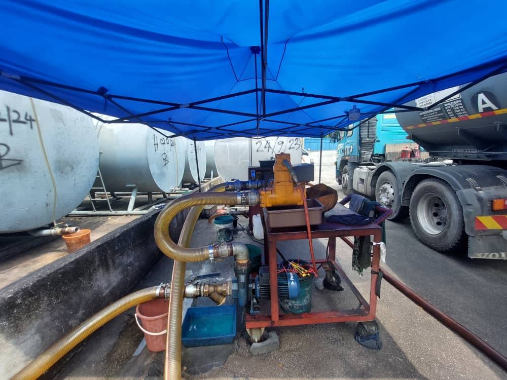 Antara mesin penyedut minyak diesel yang ditemukan dalam satu serbuan yang dilakukan di sebuah premis di sekitar Shah Alam, Selangor pada Jumaat. Foto KPDN