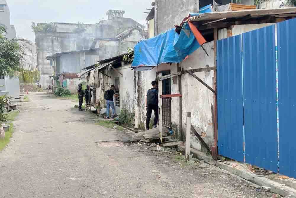 Pemeriksaan dijalankan anggota polis di beberapa premis dipercayai disewa oleh warga asing di sini.