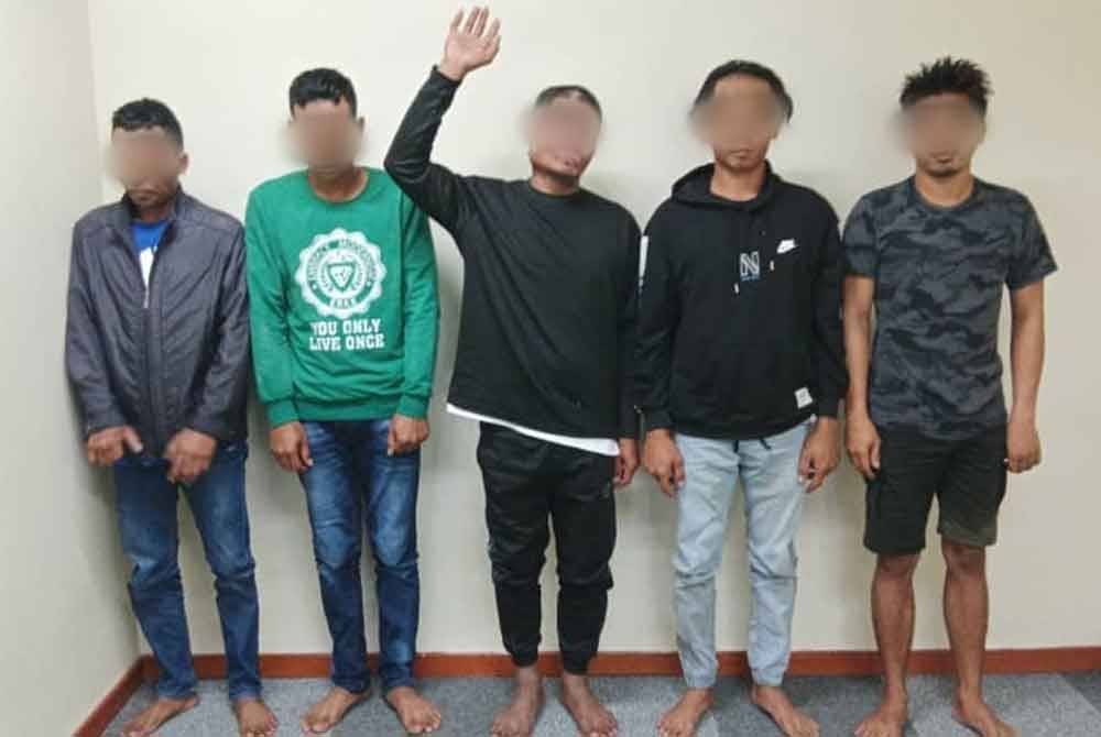 Tekong warga tempatan (tengah) ditahan Maritim Malaysia ketika cuba menyeludup keluar empat PATI melalui perairan Tanjung Piai. Foto Maritim Malaysia