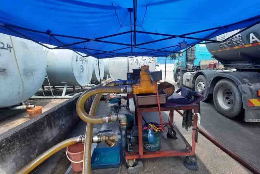 Anggota KPDN Selangor memeriksa sebuah lori yang disyaki digunakan untuk mengedar minyak diesel bersubsidi di sebuah premis di sekitar Shah Alam, Selangor pada Jumaat. Foto KPDN