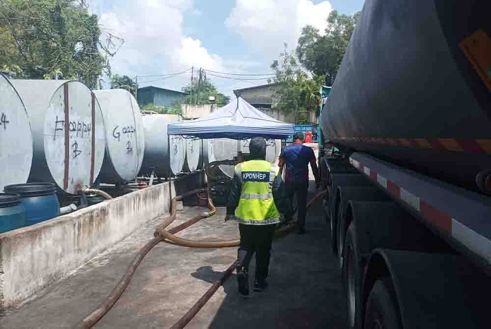 Anggota KPDN Selangor memeriksa sebuah lori yang disyaki digunakan untuk mengedar minyak diesel bersubsidi di sebuah premis di sekitar Shah Alam, Selangor pada Jumaat. Foto KPDN