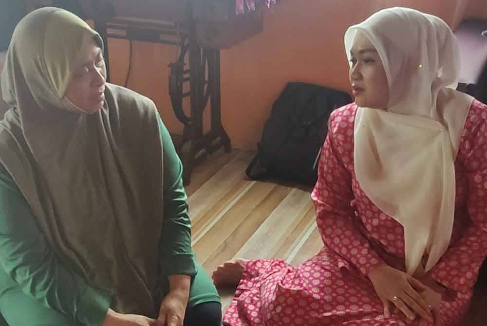 Nurul Syazwani (kanan) menziarahi Ruhmazulaili Abu Hasan di kediamannya di Batu 8 1/2 Jalan Bernam Tanjong Karang pada Sabtu.