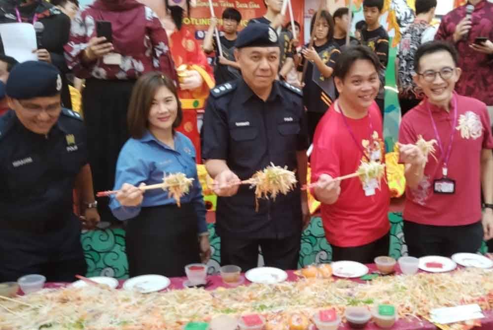 Rahmat (tengah) semasa Program Cegah Jenayah dan Kempen Rumah Selamat sempena Tahun Baharu Cina peringkat Ibu Pejabat Polis Daerah (IPD) Iskandar Puteri di AEON Bukit Indah, pada Sabtu.