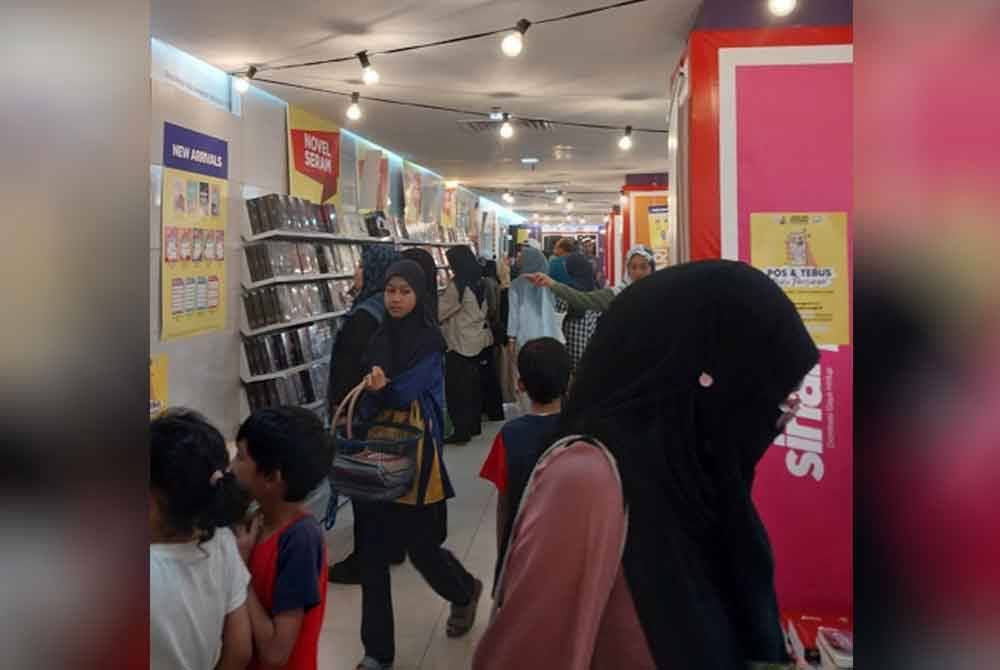 Pengunjung masih ramai hadir ke jualan gudang Karangkraf setakat jam 2 petang hari ini.