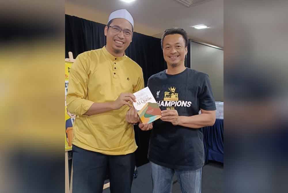 Muhammad Arif bersama pengunjung yang hadir dalam sesi Temu Mesra bersama penulis di Jualan Gudang Karangkraf pada Sabtu.