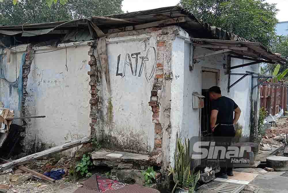 Anggota polis menjalankan pemeriksaan melibatkan beberapa unit kediaman dipercayai disewa warga asing di Persiaran Raja Muda Musa di pekan Pelabuhan Klang pada Sabtu.