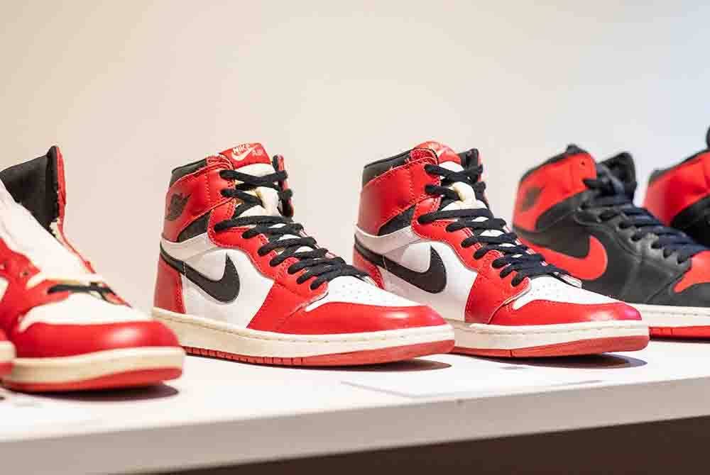 Koleksi kasut milik Micheal Jordan yang berjaya dijual dengan harga tinggi di New York. Agensi