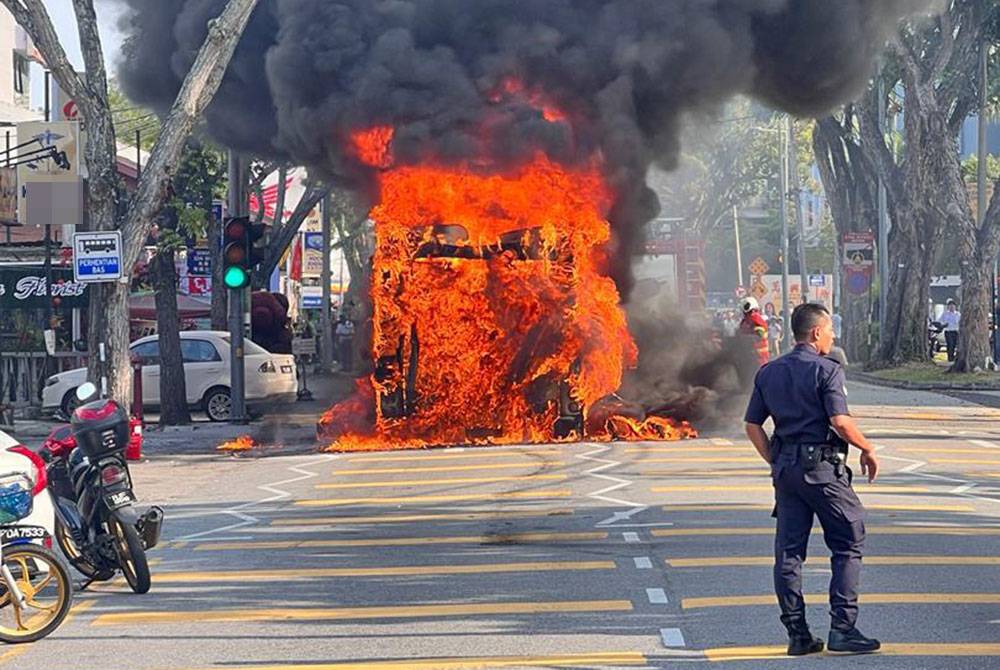 Api marak menyebabkan struktur bas berkenaan hampir musnah.