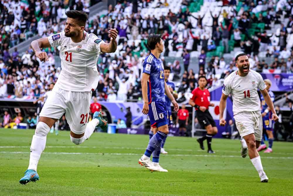 Pemain Iran, Mohammad Mohebbi meraikan jaringan pada aksi Suku Akhir di antara Iran dan Jepun sempena Piala Asia 2023 di Education City Stadium hari ini. - Foto: Bernama