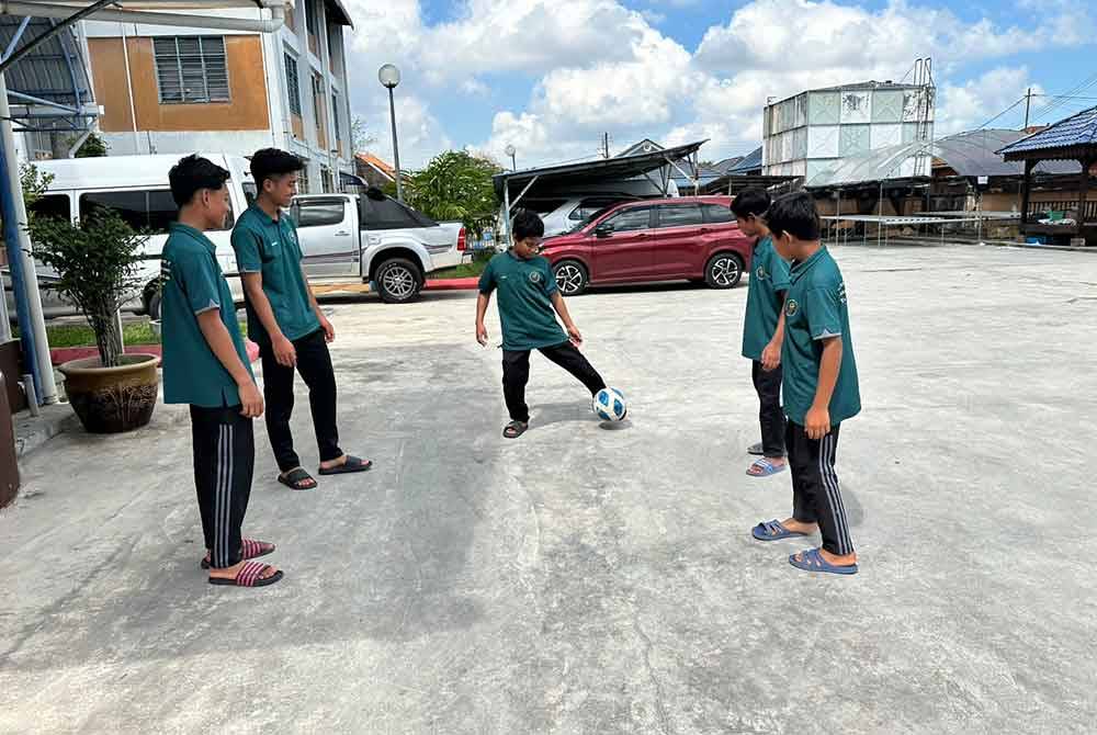 Muhammad Haifan (tengah) bermain bersama rakan-rakan di Yaatim.