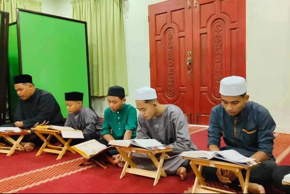 Muhammad Haifan (dua dari kiri) mengikuti kelas belajar taranum al-Quran.
