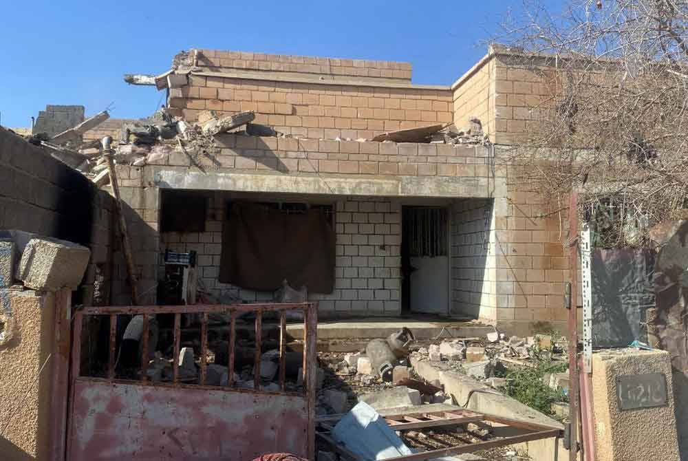 Keadaan rumah yang rosak di Anbar, Iraq selepas serangan AS. Foto Xinhua