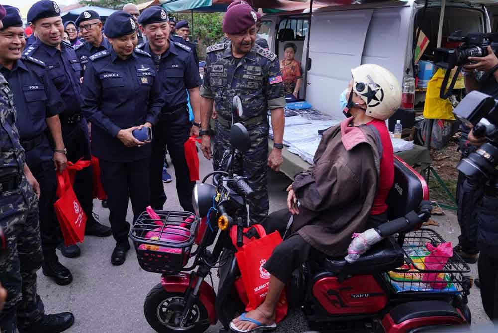 Razarudin beramah mesra bersama masyarakat ketika program Walkabout Pencegahan Jenayah di Pasar Pandamaran pada Ahad. - FOTO:SINAR HARIAN/ MOHD HALIM ABDUL WAHID