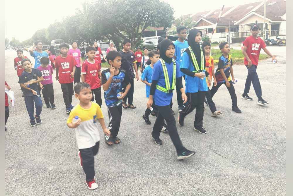 Sebahagian peserta menyertai fun walk semasa Karnival Kesihatan dan Keselamatan Alam Suria 5A2 Puncak Alam di Pekarangan Surau Al Ikhlas di sini pada Ahad.