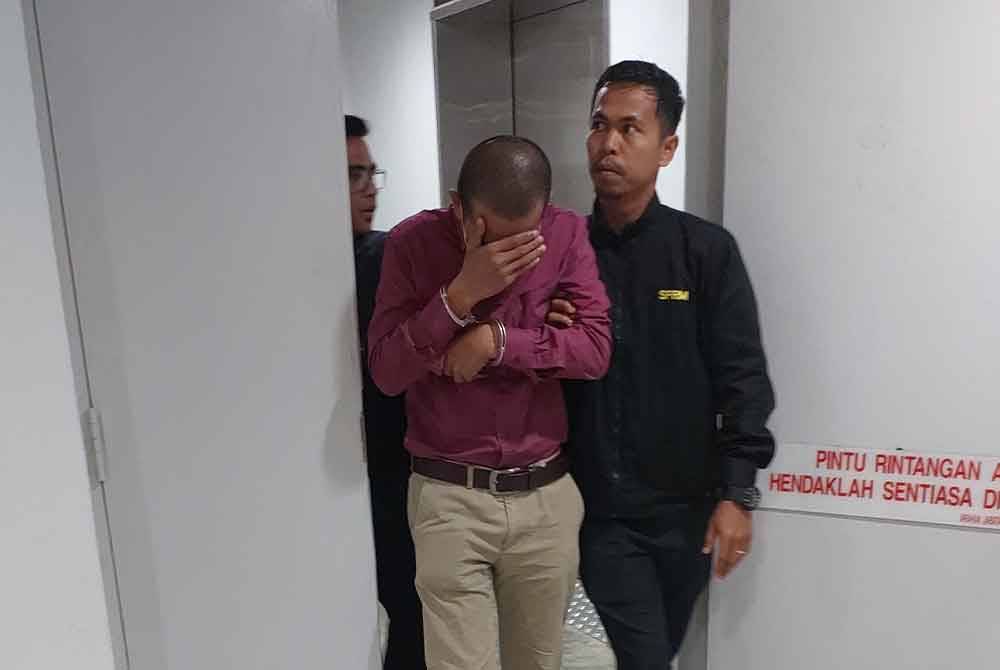 Seorang juruukur bahan kanan tidak mengaku bersalah di Mahkamah Sesyen Kuala Terengganu pada Ahad, atas pertuduhan menerima rasuah.