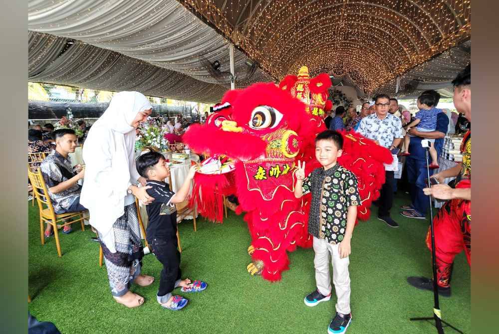 
Persembahan tarian singa memeriahkan majlis perkahwinan dua beradik di Port Dickson.