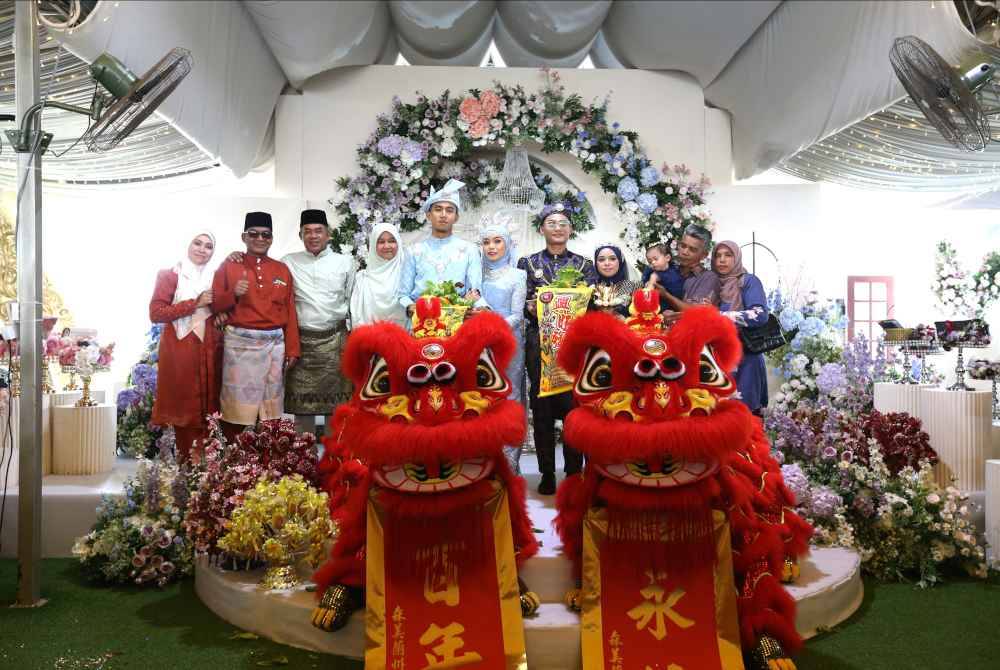 
Pasangan mempelai bersama ibu bapa masing-masing.