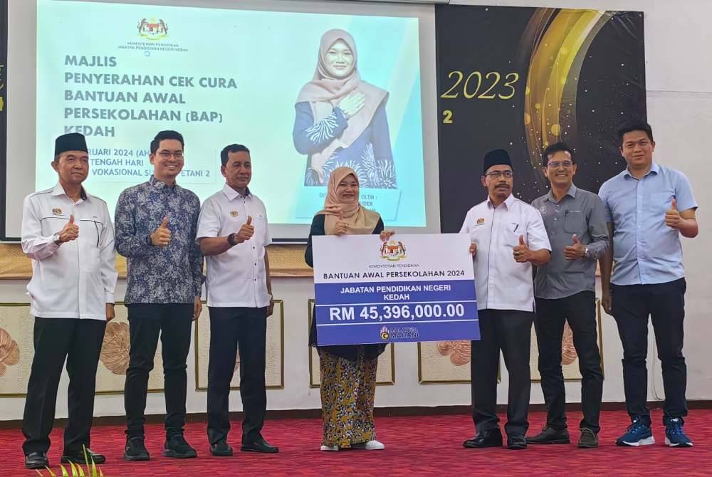 Fadlina (tengah) pada Majlis Penyerahan Cek Bantuan Awal Persekolahan (BAP) Kedah di Kolej Vokasional Sungai Petani 2 pada Ahad.