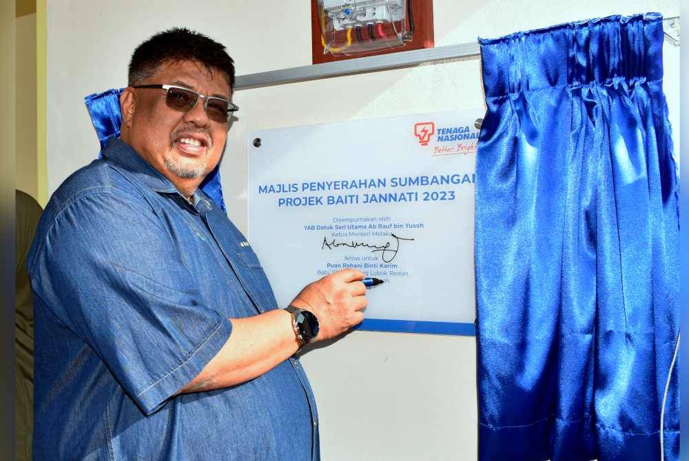 Ab Rauf menyempurnakan Majlis Penyerahan Projek Perumahan 'Better Bright Home' @ Baiti Jannati Tenaga Nasional Berhad (TNB) 2023 Peringkat Negeri Melaka Serta Penyerahan Sumbangan TNB di Kampung Lubok Redan. Foto Bernama