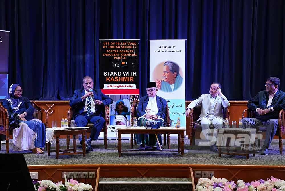 Maszlee (dua dari kanan) bersama Pesuruhjaya Tinggi Pakistan di Kuala Lumpur, Syed Ahsan Raza Shah (dua dari kiri) turut hadir pada program Hari Solidariti Kashmir 2024 pada Ahad. Foto Sinar Harin-MOHD HALIM ABDUL WAHID