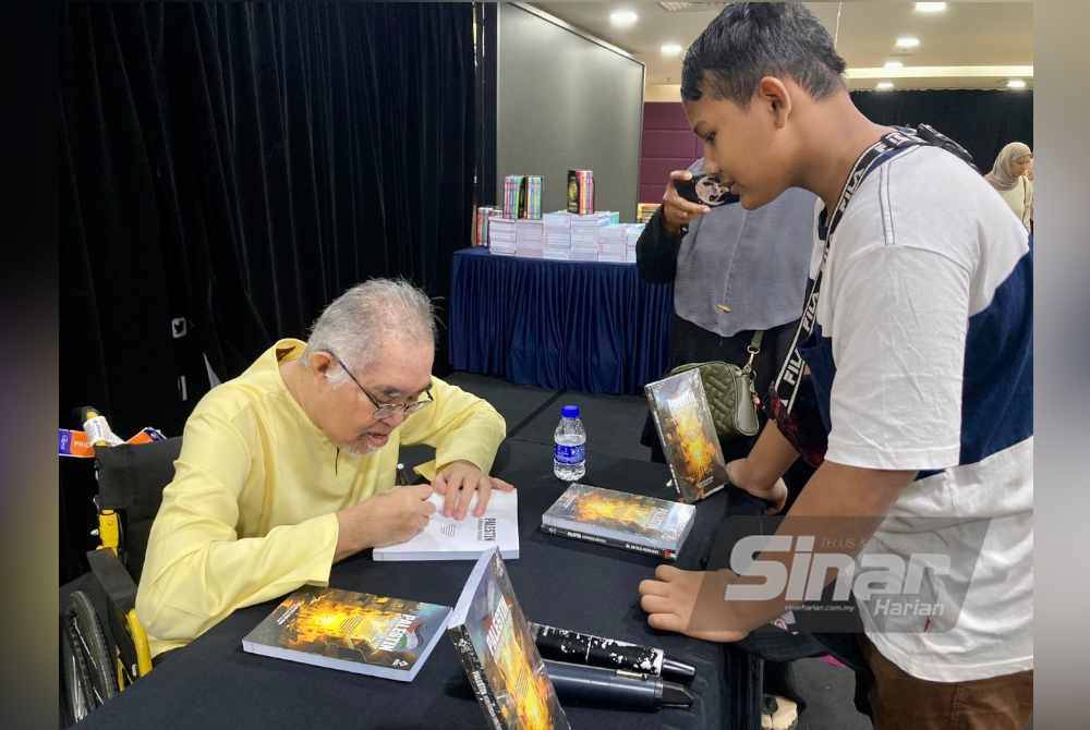 Pengunjung turut berpeluang untuk meminta tandatangan daripada penulis novel, Hafidzi sebagai kenangan.