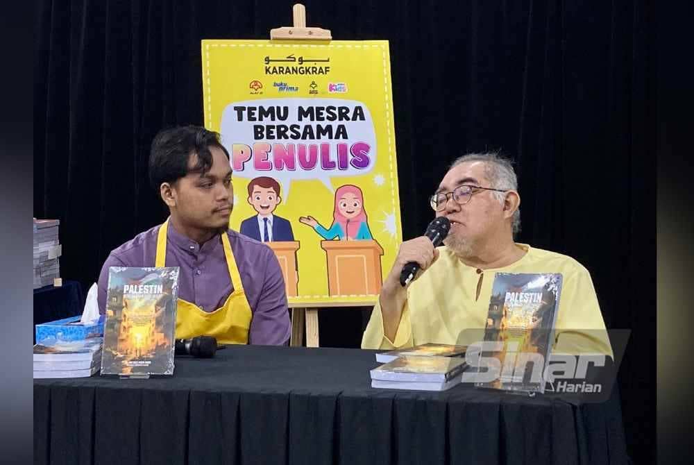 Sesi temu mesra penulis, Hafidzi (kanan) yang dihoskan oleh Muhammad Haziq Ahmad Zahar semasa Jualan Gudang Karangkraf di Kompleks Kumpulan Karangkraf, di sini pada Ahad.