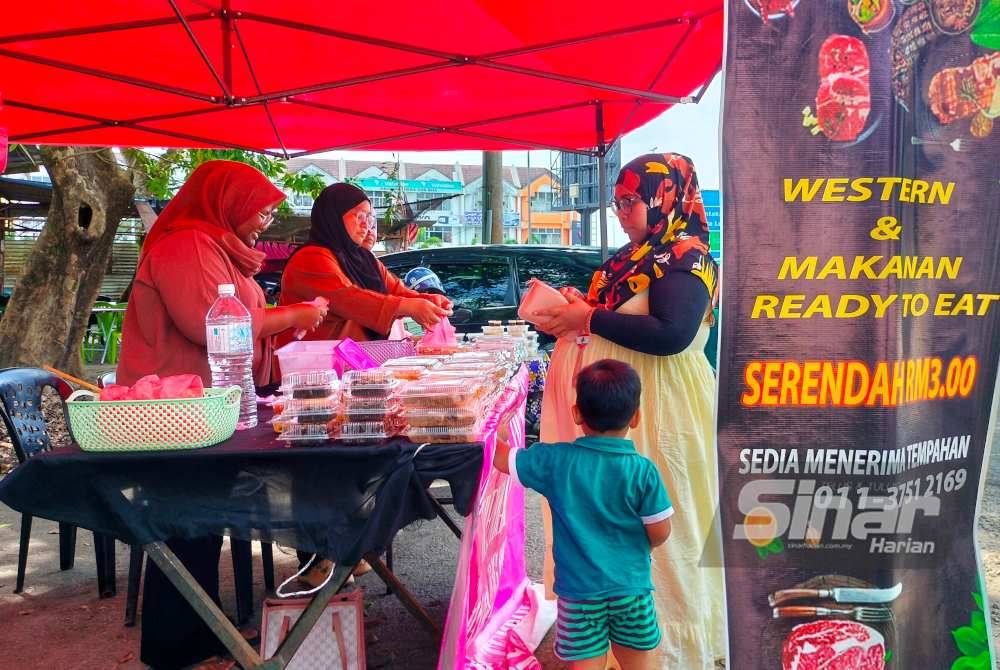 Makanan Barat dan popular menjadi tumpuan pelanggan yang ditawarkan harga RM3 hingga RM5 setiap satu