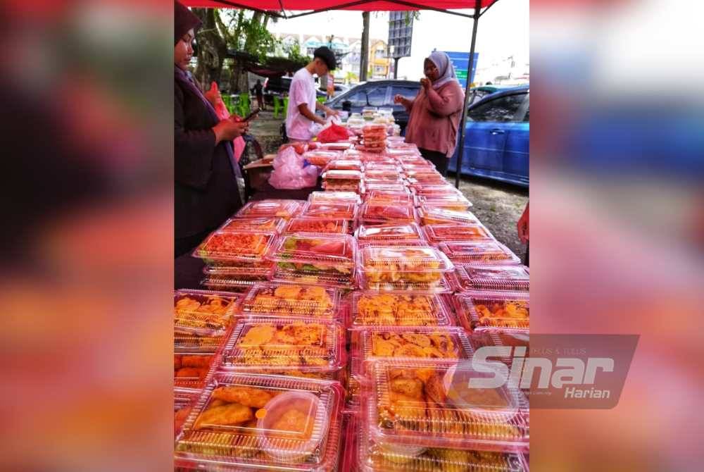 Antara ratusan pek yang dijual dan disediakan sendiri oleh mereka di gerai tersebut