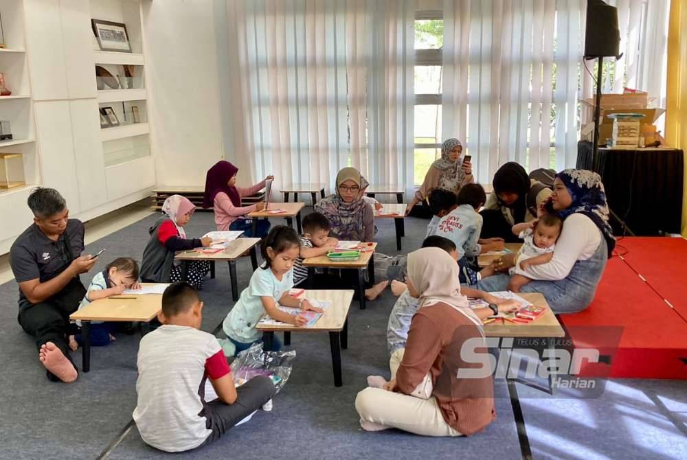 Aktiviti mewarna juga diadakan untuk anak-anak pada hari terakhir Jualan Gudang Karangkraf yang diadakan di Kompleks Kumpulan Karangkraf pada Ahad.