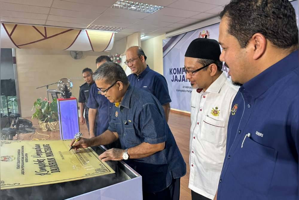 Aaron Ago (tiga dari kanan) menurunkan tandatangan di plak Perasmian Kompleks Perpaduan Jajahan Machang.