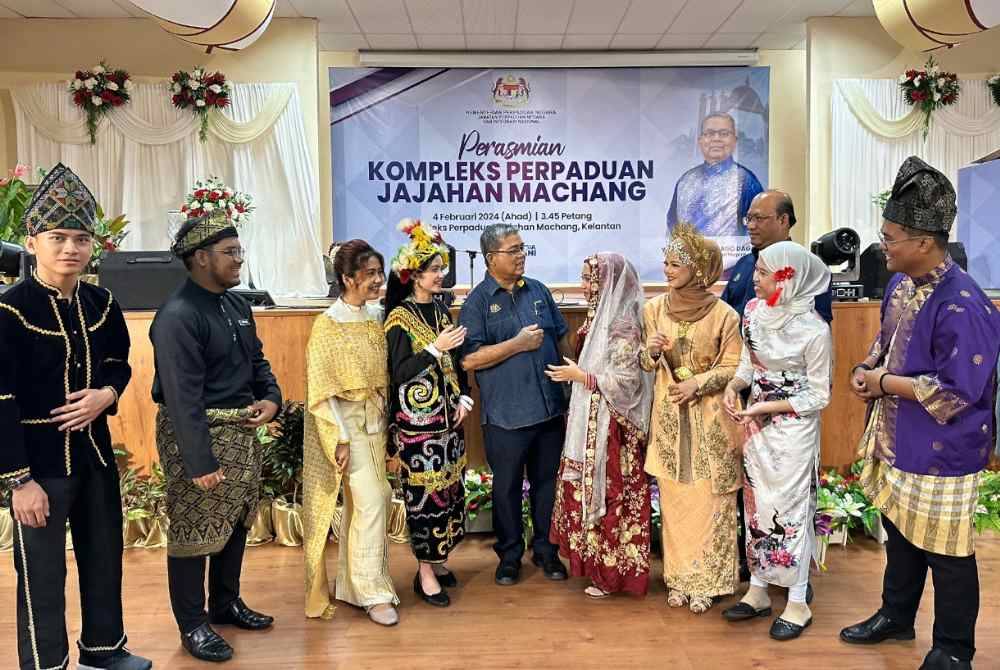 Aaron Ago (tengah) bergambar dengan hadirin yang mengayakan pakaian mewakili kaum di negara ini.