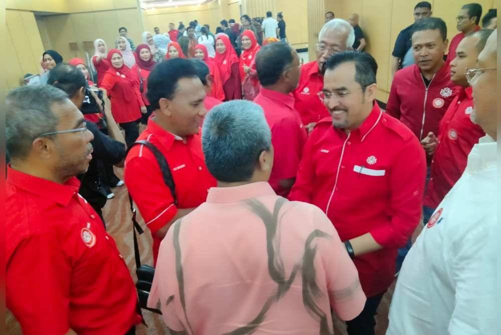 Asyraf (kanan) ditemui selepas berakhir pertemuan khas tertutup ketua UMNO bahagian bersama Presiden UMNO, Datuk Seri Dr Ahmad Zahid Hamidi di WTC di ibu negara pada Ahad.