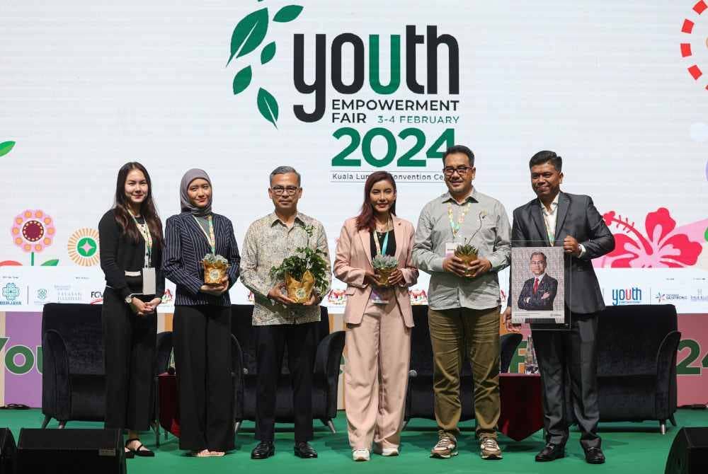 Menteri Komunikasi, Fahmi Fadzil bergambar bersama panel sesi forum ketujuh bertajuk ‘Tech Talk, Malaysian Communication Summit-Charting the Future Together’ pada Youth Empowerment Fair 2024 di Pusat Konvensyen Kuala Lumpur, pada Ahad. Foto Bernama