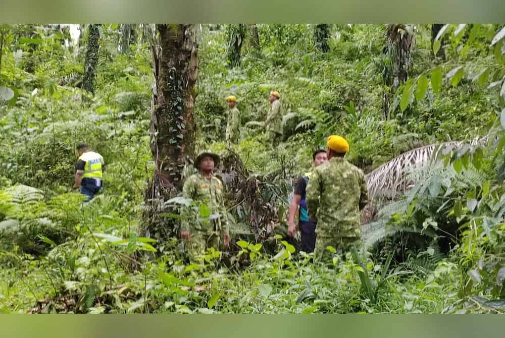 Pasukan Jabatan Sukarelawan Malaysia (Rela) membantu polis menjalankan operasi mengesan PATI yang lolos dari Depot Imigresen Sementara Bidor di Kampung Sungai Kenoh, Tapah.