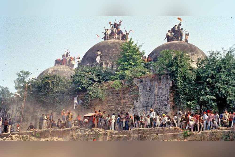Puak nasionalis Hindu bertindak merobohkan Masjid Babri pada 1992 di bawah kempen diterajui BJP sehingga mencetuskan rusuhan kaum ganas.