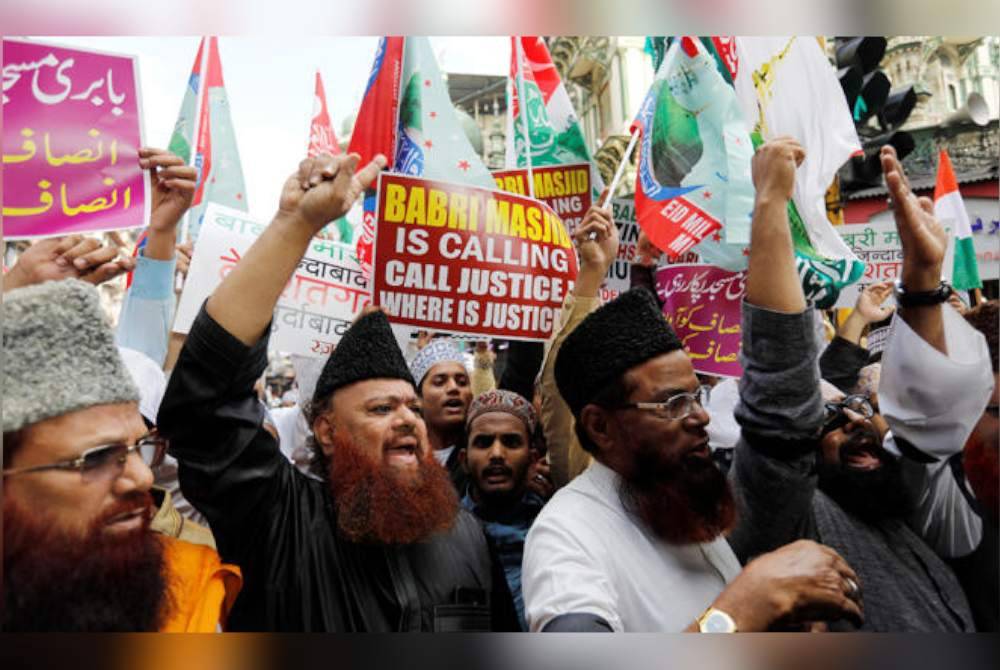 Kumpulan minoriti Islam di India membantah tindakan perobohan masjid.