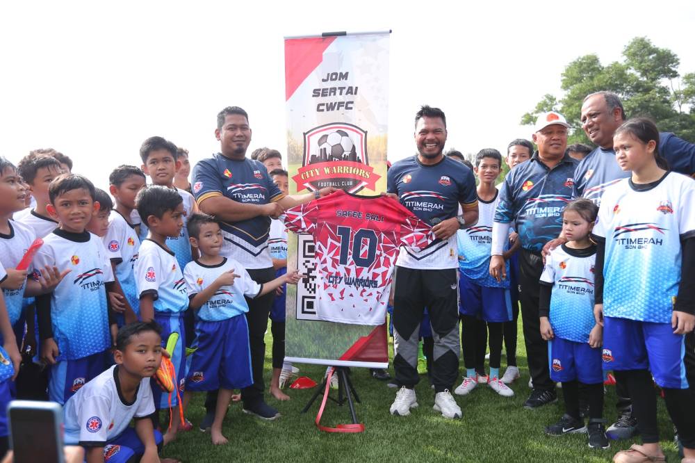 Safee menerima jersi daripada Mohd Khairul pada majlis pelancaran CWFC di Seksyen 19, Shah Alam, Selangor.